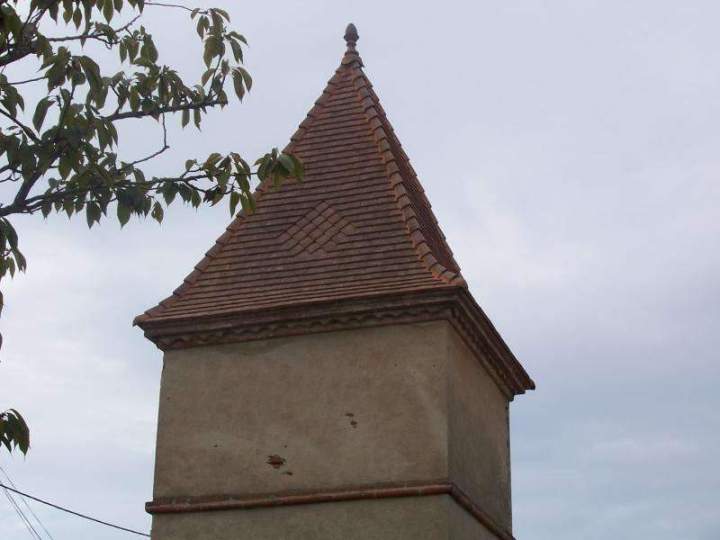 Couverture en tuiles plates disposées en motif décoratif Saint-Pierre