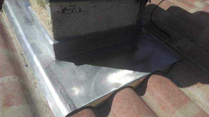 Solin métallique autour d’un conduit maçonné Saint-Pierre