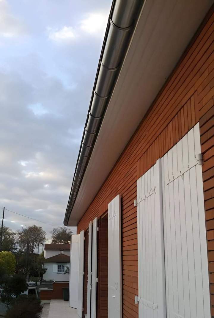 Habillage planche de rive soigné Saint-Pierre