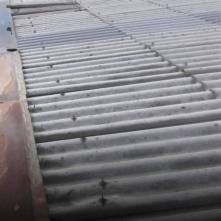 Toit en tôle ondulée démoussé Saint-Pierre