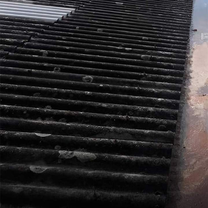 Toit en tôle avant nettoyage Saint-Pierre