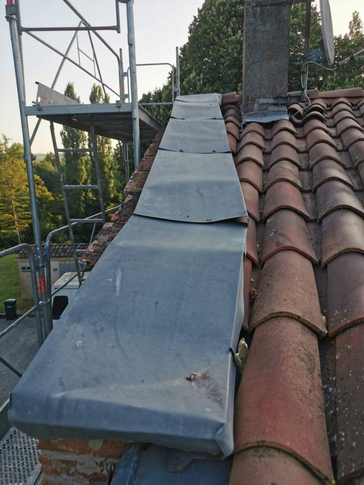 Solin métallique et toiture en tuiles Saint-Pierre